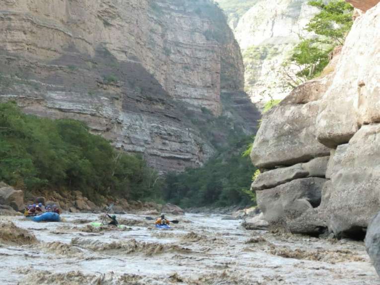 Hacer rafting en el cañón de Chicamocha en Colombia